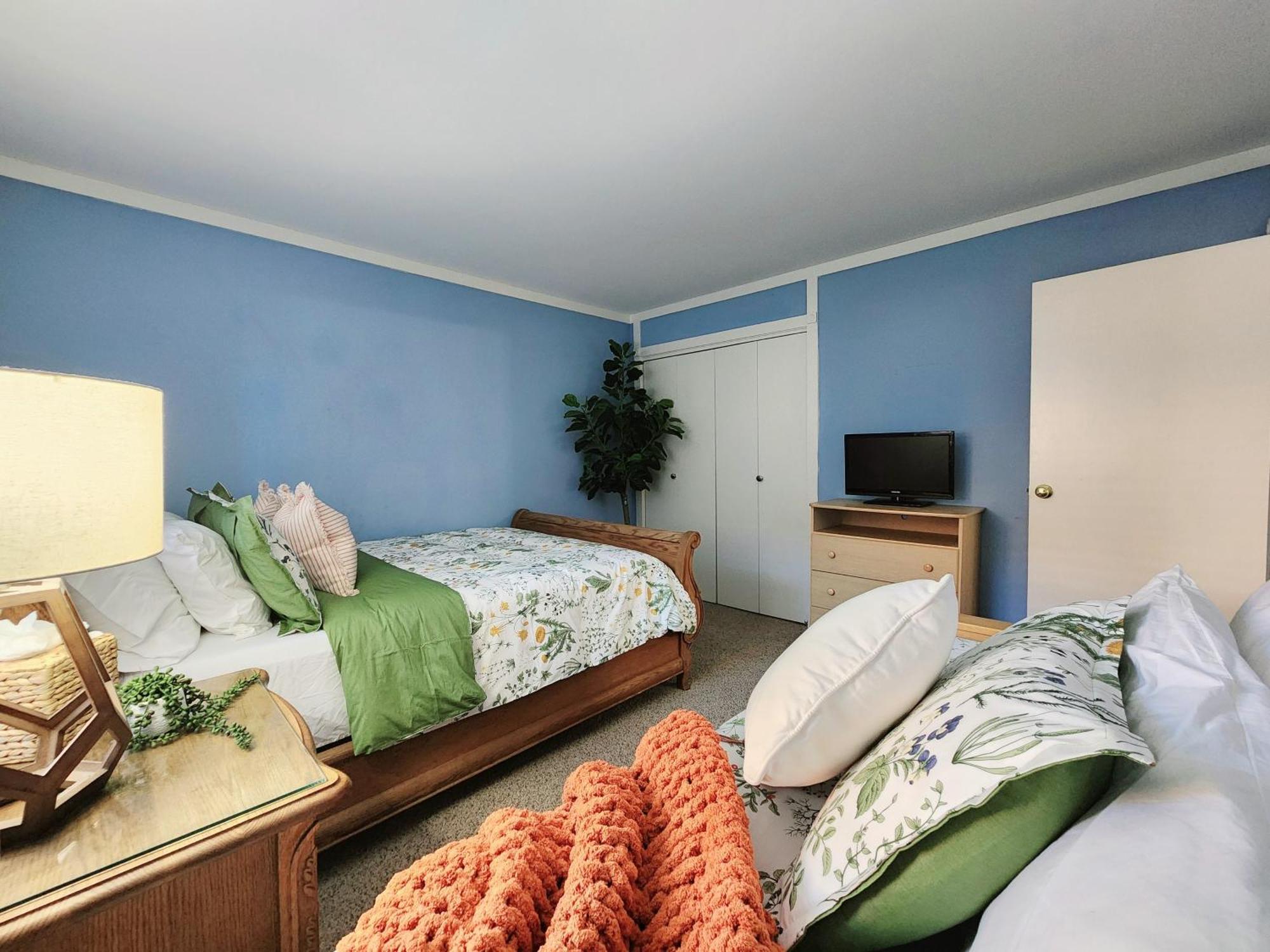 Tahoe Shoreline Retreat - Close To & Hoa Amenities * Tahoe Vista